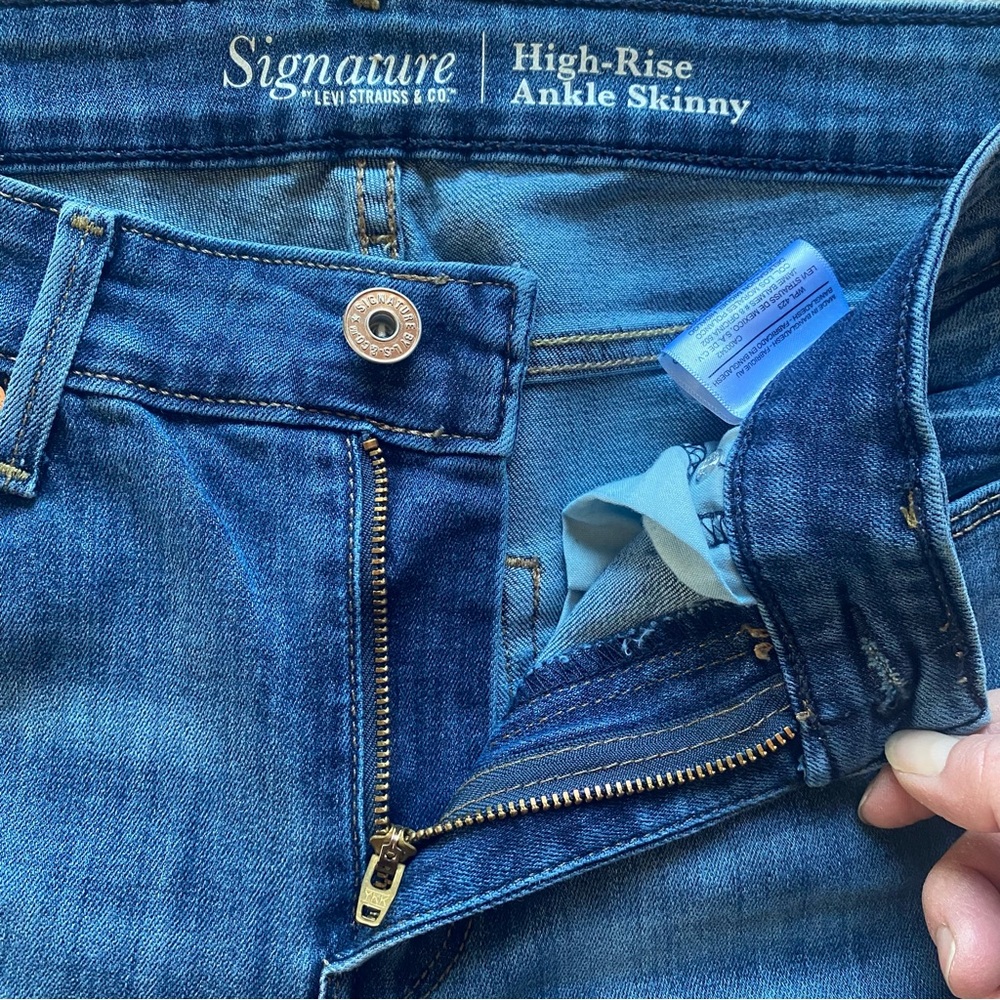 Levi’s High Rise Ankle Skinny Denim Jeans. Distressed style. Size 6..  28/25. - Picture 5 of 8